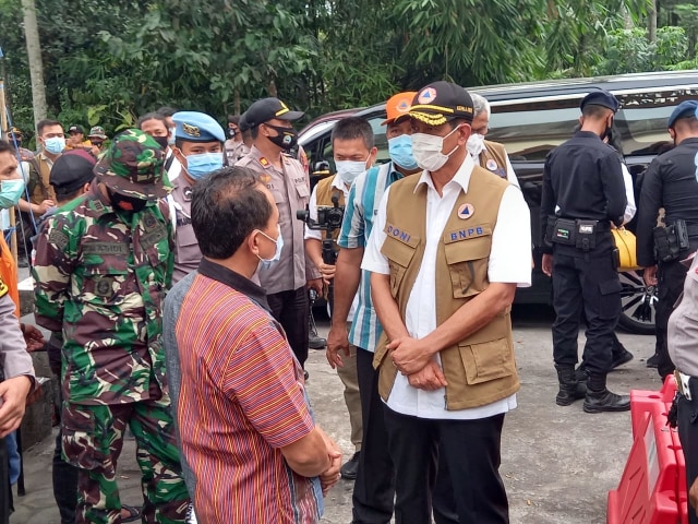 Kepala Badan Nasional Penanggulangan Bencana (BNPB), Doni Monardo saat kunjungannya di Balai Pengungsian Desa Balerante, Kemalang, Klaten