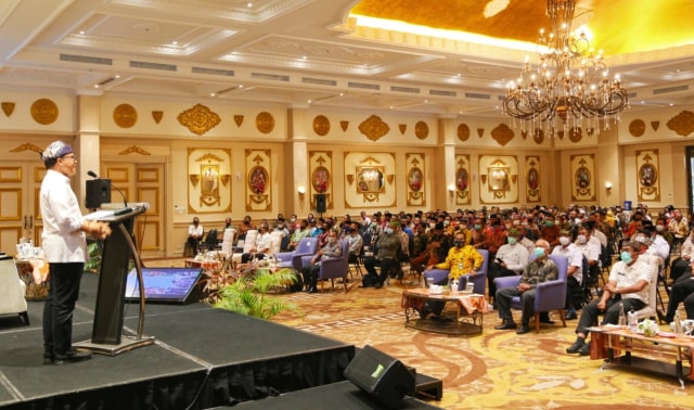 Bupati Banyuwangi Azwar Anas Ajak Kades dan BPD Tingkatkan Sinergi Majukan Desa (36389)