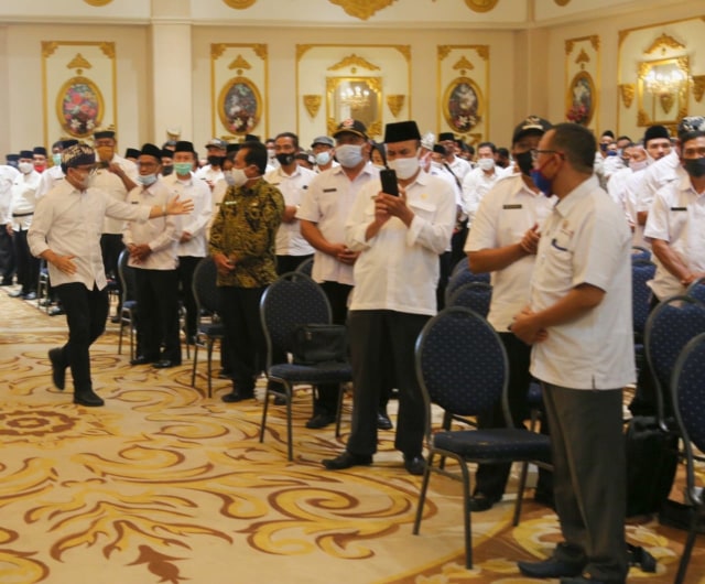Bupati Banyuwangi Azwar Anas Ajak Kades dan BPD Tingkatkan Sinergi Majukan Desa (36388)