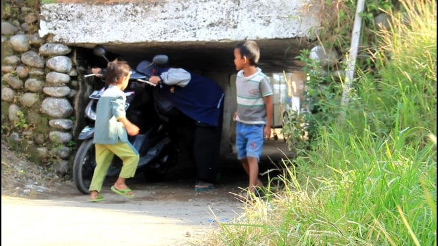 Terowongan sempit setinggi satu meter di Desa Karangmalang, Kecamatan Ketanggungan, Kabupaten Brebes. (Foto: Syaifullah)