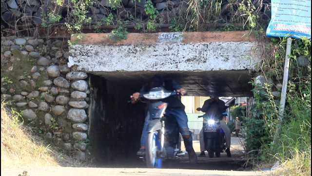Foto: Potret Warga Brebes Saat Melintas Terowongan Sempit yang Viral (38673)