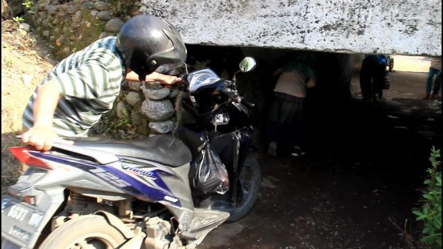 Foto: Potret Warga Brebes Saat Melintas Terowongan Sempit yang Viral (38674)