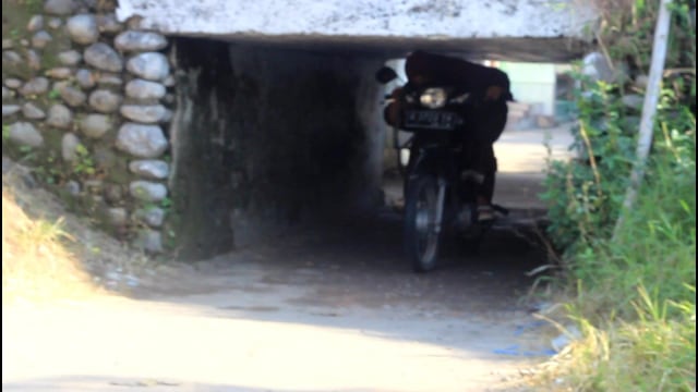 Foto: Potret Warga Brebes Saat Melintas Terowongan Sempit yang Viral (38676)