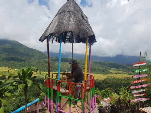 Foto : Pengunjung tengah menikmati pesona alam wisata Golo Depet, Desa Golo Loni, Kecamatan Rana Mese, Kabupaten Manggarai Timur, NTT