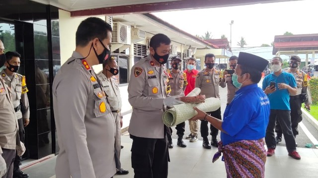 Pertama Kalinya Sejak Merdeka, 2 Anak Suku Talang Mamak Lulus Secaba Polda Riau (45333)