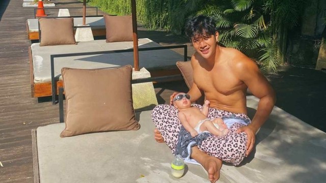 Yang Perlu Diperhatikan saat Menjemur Bayi seperti yang Dilakukan Ammar Zoni (489313)