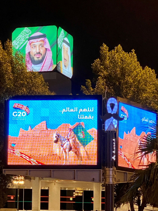 Iklan KTT Presidensi G20 terlihat di Riyadh, Arab Saudi. Foto: Nael Shyoukhi/REUTERS