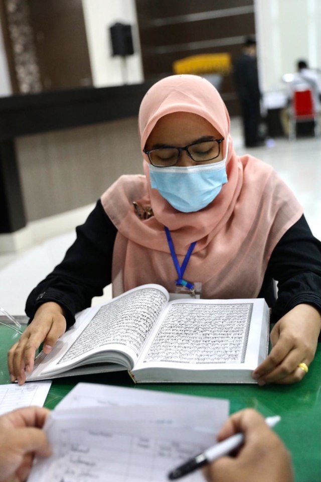 Salah seorang calon Anggota KPI Aceh mengikuti uji membaca Alquran. Foto: Suparta/acehkini