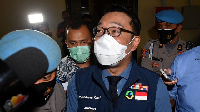 Gubernur Jawa Barat Ridwan Kamil (tengah) tiba di kantor Bareskrim Mabes Polri, Jakarta, Jumat (20/11).  Foto: Sigid Kurniawan/ANTARA FOTO