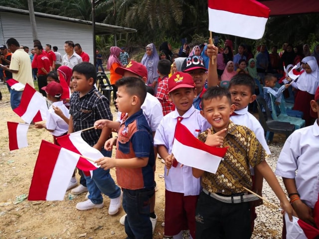 Senyum anak-anak Indonesia di ladang kelapa sawit Sarawak, Malaysia
Sumber: Koleksi pribadi