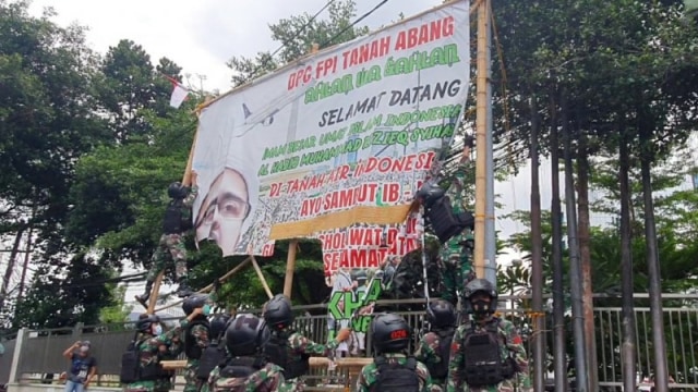 Aksi Pencopotan Baliho Habib Rizieq di Beberapa Kota (136104)