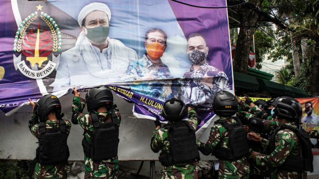 Aksi Pencopotan Baliho Habib Rizieq di Beberapa Kota (136105)