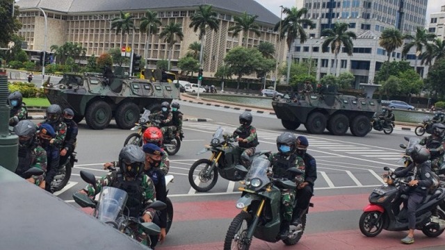 Kendaraan taktis TNI yang diturunkan untuk patroli pengamanan dan pencabutan spanduk tidak berizin di Jakarta, Jumat (20/11).  Foto: Livia Kristianti/ANTARA