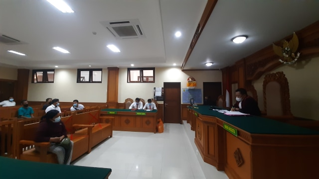 Hakim Wawan Edy Prastiyo saat menyidangkan kasus penjualan arak - IST