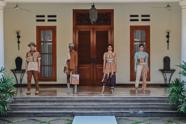 Angkat Tenun Kalimantan Jadi Street Wear, Desainer Muda Pontianak Raih Juara 3 (660243)