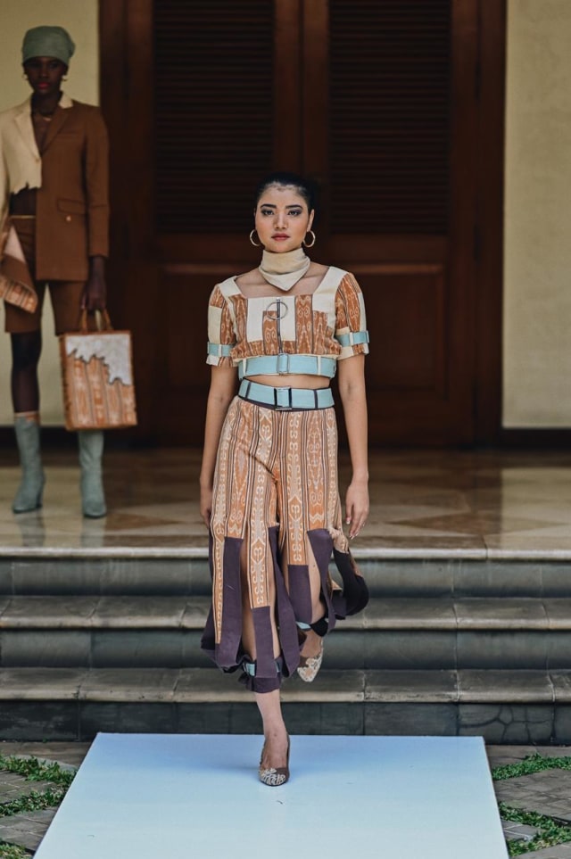Angkat Tenun Kalimantan Jadi Street Wear, Desainer Muda Pontianak Raih Juara 3 (660244)