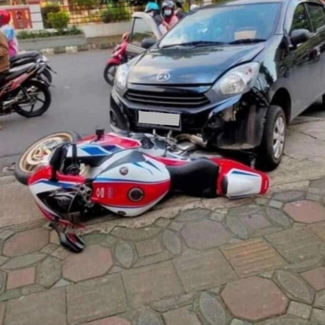 Viral mobil Ayla tabrak sepeda motor sport seharga hampir Rp700 juta. (Foto: Instagram @nenk_update)