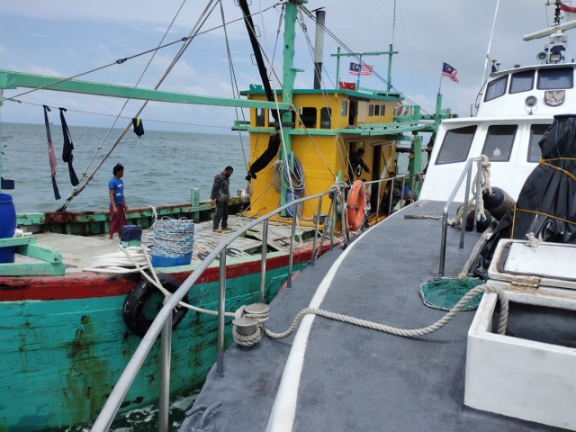Personel KKP dari Kapal Hiu 08 menangkap kapal pencuri ikan berbendera Malaysia di Selat Malaka. Foto: Dok KKP 
