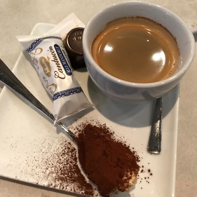 Kopi, salah satu minuman yang paling banyak dikonsumsi di dunia. Membuat biji kopi sebagai salah satu komoditas ekspor unggulan Indonesia. Photo credit: koleksi pribadi. 