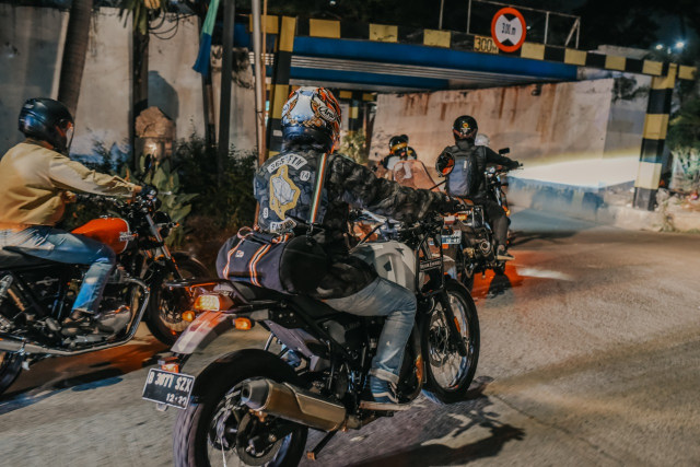 Para komunitas Royal Enfield mengikuti acara Ride After Dark. Foto: Royal Enfield Indonesia