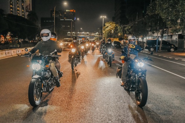 Para komunitas Royal Enfield mengikuti acara Ride After Dark. Foto: Royal Enfield Indonesia