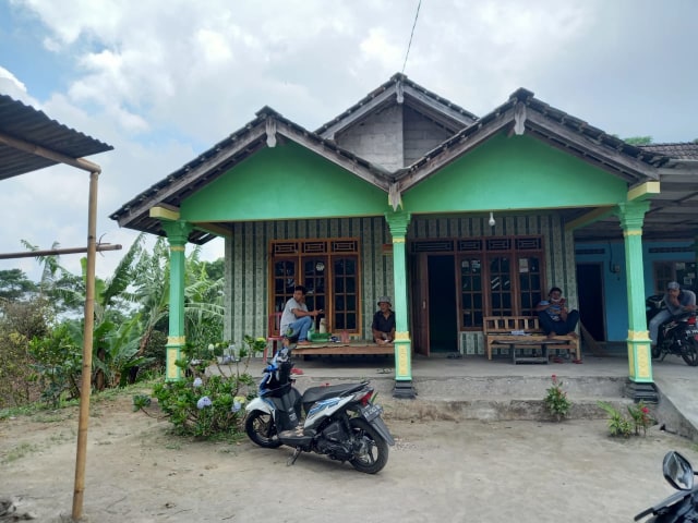 Sejumlah Warga di Desa Balerante Masih Bertahan di Rumah (33111)