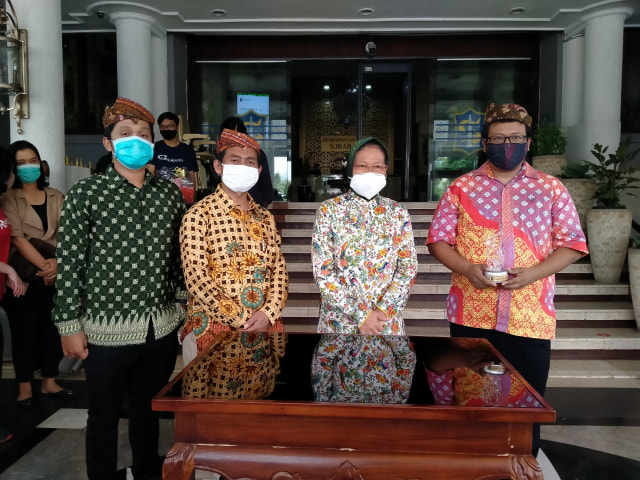 Wali Kota Surabaya Terima Bantuan Ransum Pasien COVID-19 (287611)