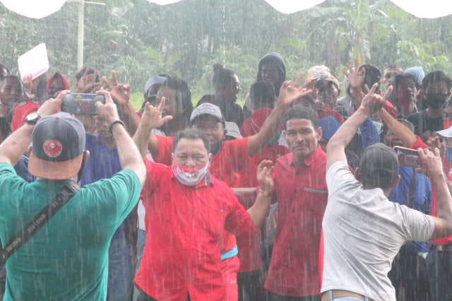 Antusiasme warga saat MONAS berkampanye di Buli. Foto: istimewa