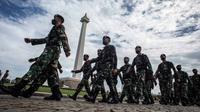 Prajurit TNI mengikuti apel gelar pasukan pengamanan Pilkada serentak dan antisipasi banjir di Lapangan Monas, Jakarta, Jumat (20/11).  Foto: Aprillio Akbar/ANTARA