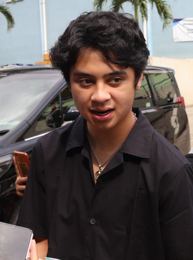 Penyanyi Bastian Steel saat ditemui di kawasan Tendean, Jakarta, Jumat, (20/11/2020).  Foto: Ronny 