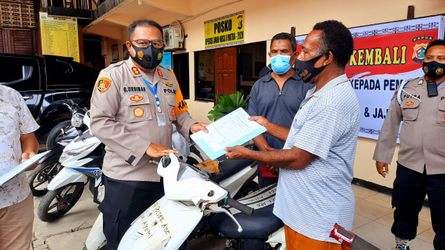 Kapolresta Jayapura Kota, AKBP Gustav Urbinas mengembalikan motor curian kepada pemiliknya. (BumiPapua.com/Liza Indriyani)