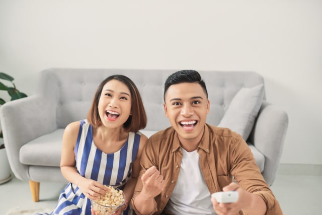 Tips nonton ala bioskop di rumah. Foto: Shutterstock