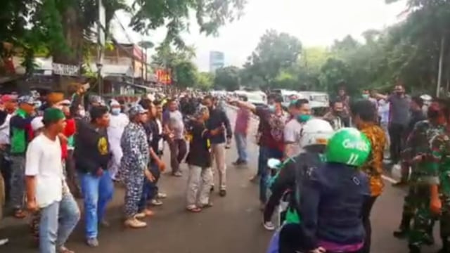 Ketegangan terjadi antara massa pendukung FPI dengan prajurit Kodim 0503 JB dan anggota Polres Metro Jakarta Barat saat pencopotan spanduk ajakan revolusi Imam Besar FPI Rizieq Shihab di Slipi, Jakarta Barat, Jumat (20/11/2020). Foto: Polres Metro Jakbar via ANTARANEWS