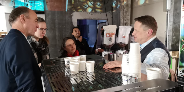 Mengajak Warga Austria Minum Kopi Indonesia (55372)