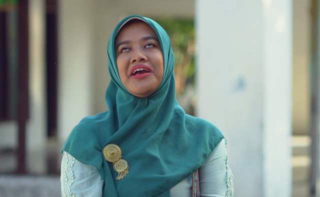 Sosok Bu Tejo di Film Tilik yang menggambarkan sosok ibu-ibu yang suka gosip dan julid. Dok. YouTube Ravacana Film