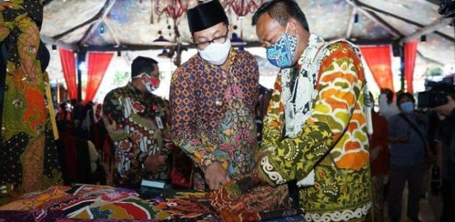 Wali Kota Malang, Sutiaji (kiri, berpeci) tengah melihat batik produksi dari salah satu UMKM di Kota Malang. (Foto: Pemkot Malang) 