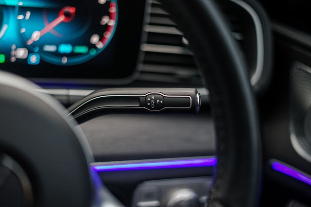 Anti Norak, Begini Cara Operasikan Tuas Transmisi Mobil Mercedes-Benz (102849)