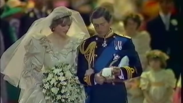 Pangeran Charles bersama dengan Lady Diana dalam pernikahan mereka pada tahun 1981 yang disebut sebagai pernikahan paling megah di abad ke-20. Foto. dok: Youtube/Lebanese Wedding