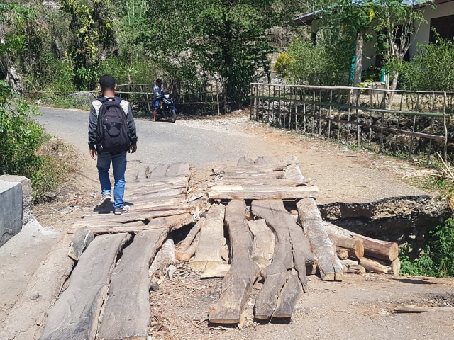 Foto : Deker di ruas jalan jalur Pantai Utara (Pantura), tepat di Desa Satar Punda, Kecamatan Lamba Leda, Kabupaten Manggarai Timur, NTT, ambruk. 