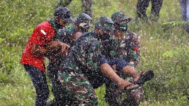 Simulasi menyelamatkan korban bencana banjir. Foto: Dok. Laung/TNI 