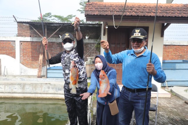 Wali Kota Malang, Sutiaji (kiri) dan Wakil Wali Kota Malang, Sofyan Edi (kanan) memamerkan ikan hasil pancingan mereka. (Foto: Pemkot Malang)