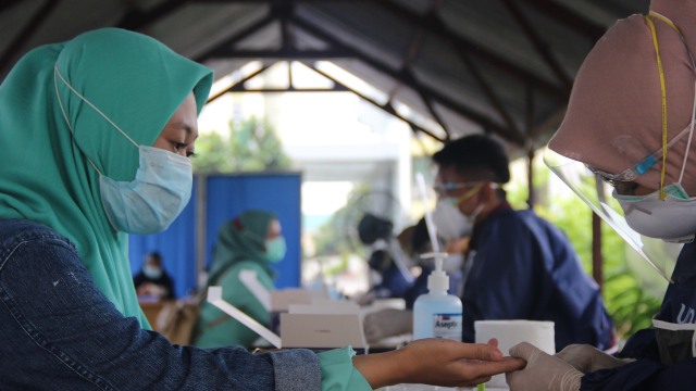 Rapid test yang dilakukan oleh mahasiswa Fakultas Ilmu Kesehatan Universitas 'Aisyiyah Yogyakarta (UNISA). Foto: dok. UNISA.
