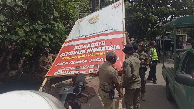 Satpol PP copot dan tertibkan spanduk dan baliho bergambar Habib Rizieq Syihab di Kota Semarang, Jawa Tengah. Foto: Dok. Istimewa