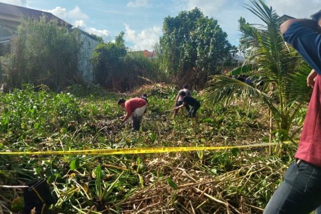 Polisi dan Warga Sisir Rawa Kejar Perampok Toko Emas di Aceh Barat (23737)