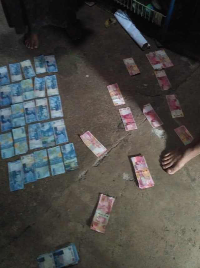 Teka-teki Uang Rp 23 Juta yang Tercecer di Saluran Irigasi Desa Plumbon (55177)