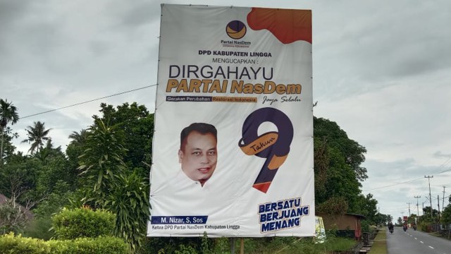 Baliho Muhammad Nizar Ketua DPD Nasdem di jalan utama Dabosingkep.