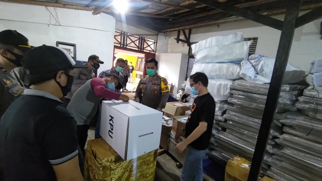 Kapolres Sekadau, AKBP K Tri Panungko meninjau logistik di Gudang KPU Sekadau. Foto: Istimewa