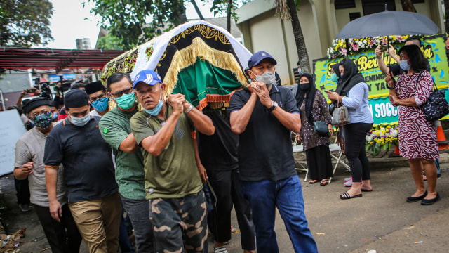 Mantan pelatih Timnas sepak bola Indonesia Rahmad Darmawan (kanan) bersama kerabat dan anggota keluarga mengangkat jenazah mantan pemain Timnas sepak bola Indonesia Ricky Yacobi saat hendak disalatkan di Pondok Ranji, Kota Tangerang Selatan, Banten. Foto: Fauzan/ANTARA FOTO