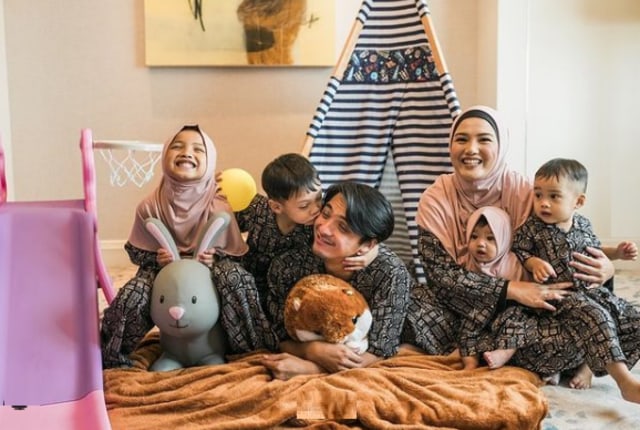 Kejutan Aneh Ricky Harun untuk Sang Istri yang Berulang Tahun (672710)