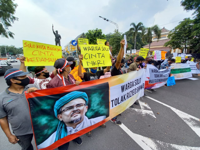 Aksi Penolakan Habib Rizieq di Kota Solo, Massa Dibubarkan Polresta Surakarta (161271)